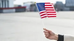 Сенатор Том Тиллис призвал отложить рассмотрение законопроекта CLARITY